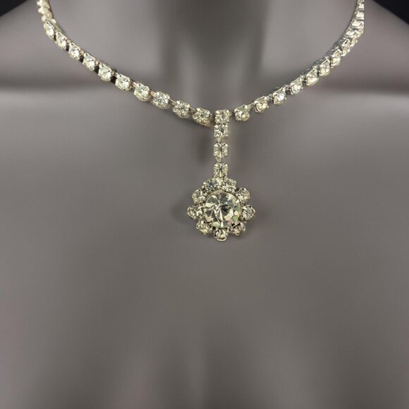 1950s Elegant Circular Rhinestone Drop Pendant Folded Clasp Necklace - Picture 3 of 5